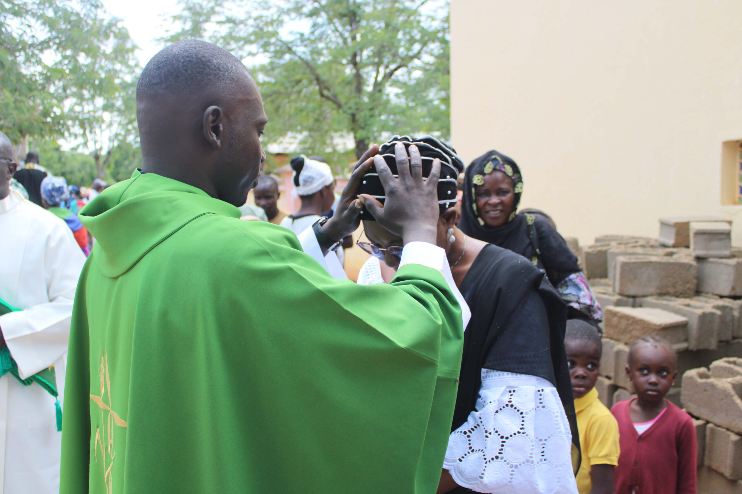 Une heureuse coïncidence et un signe d’Esperance : Messe de prémices du père FABA Serge, OMI en la Paroisse sainte Famille de Mokolo-Tada